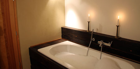 Die Badewanne in unserem alten Fachwerkhaus mit einer Umrandung aus alten Fachwerkbalken.