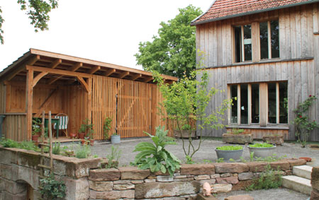 Fachwerk-Schuppen-Garage-Werkstatt mit Gartenlaube