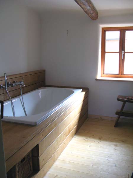 Badewanne mit Holzverkleidung aus Eichen-Massivholz