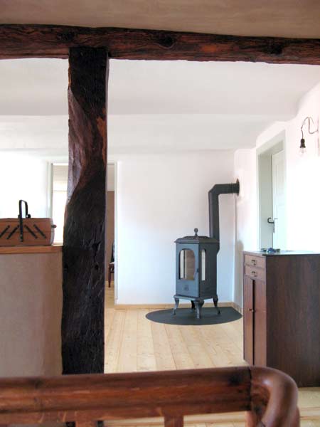 Wohnflur mit Holzofen