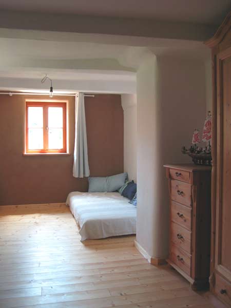 Kinderzimmer mit Lehmputz und Dielenboden