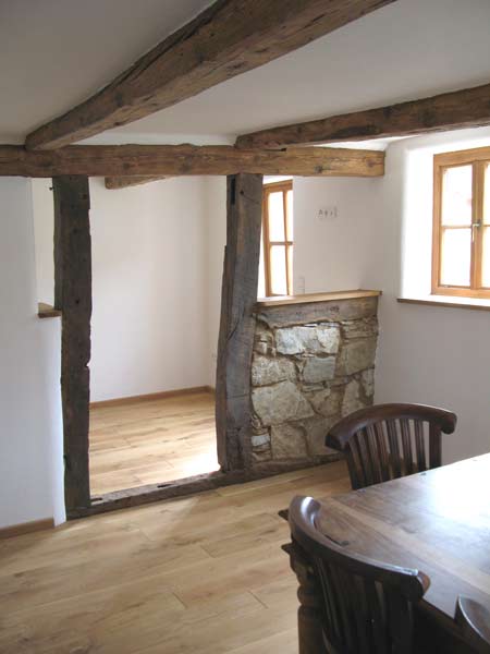 Altes Fachwerk und Gefache mit neuem Lehmputz