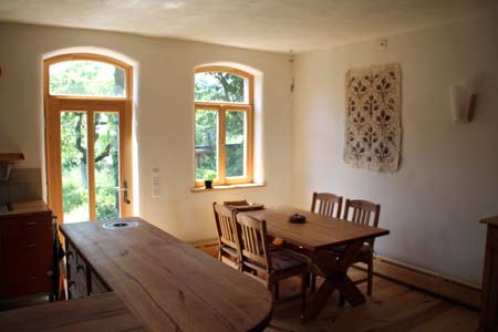 Essplatz der Wohnküche mit Lehmputz