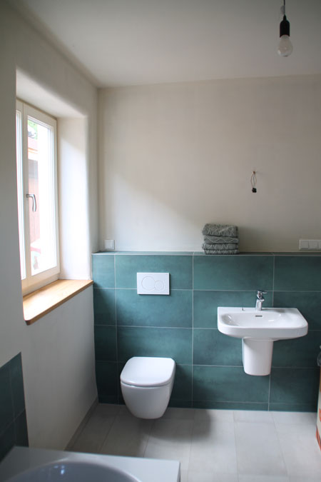 Sägespuren an Holzbalken mit Lehmputzoberfläche