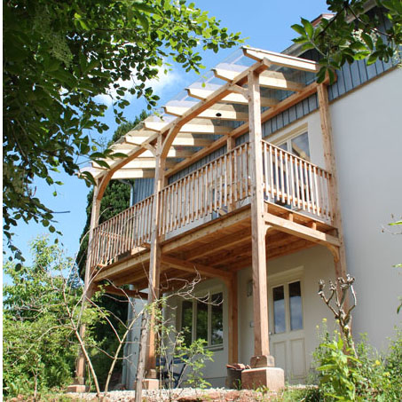 Sägespuren an Holzbalken mit Lehmputzoberfläche