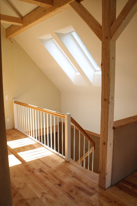 Bad Dachschräge mit Dachfenster Lehmputz Naturstein