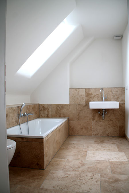 Bad Dachschräge mit Dachfenster Lehmputz Naturstein
