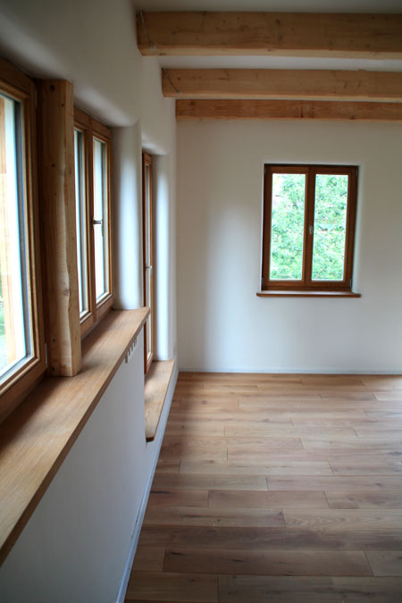 Wohnküche mit Dielenboden Holzfenstern Lehmputz in Göttingen