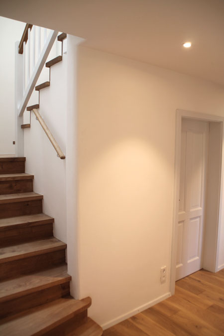 Holztreppe Holzgeländer Lehmputz 