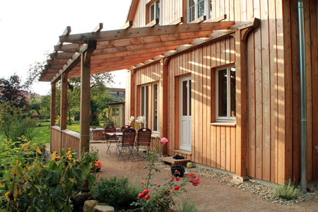 Terrasse Holzhaus mit Pergola aus Lärchenholz in Göttingen