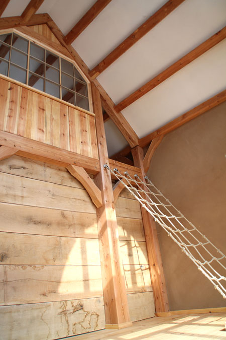 Timberframe Binderwand mit Wand aus Eichenbohlen und Tauwerk