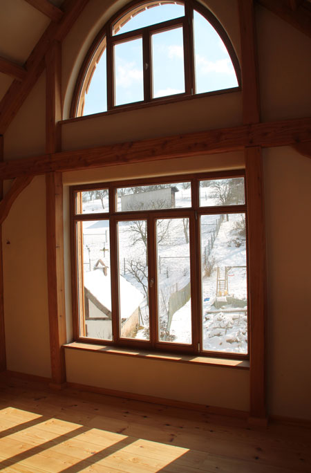 Blick aus dem 2-geschossigen Raum in den Garten