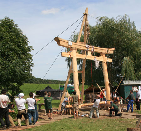Das Torii wird aufgerichtet.