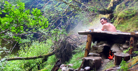 Outdoor-Badewanne mit offenem Feuer