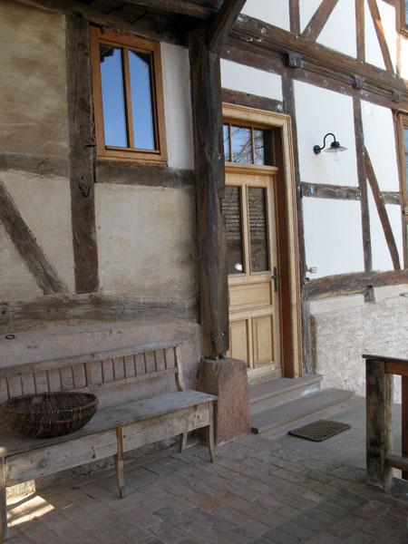 Eingang mit Sitzbank