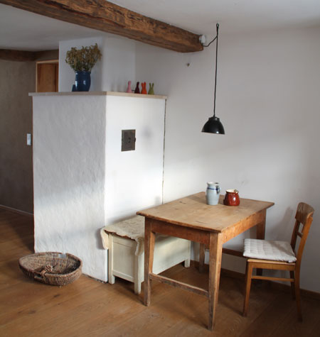 Der Grundofen in der Wohnküche des alten Fachwerkhauses