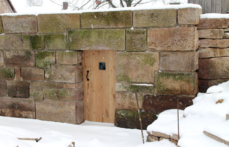 naturkeller mit sandsteinwand