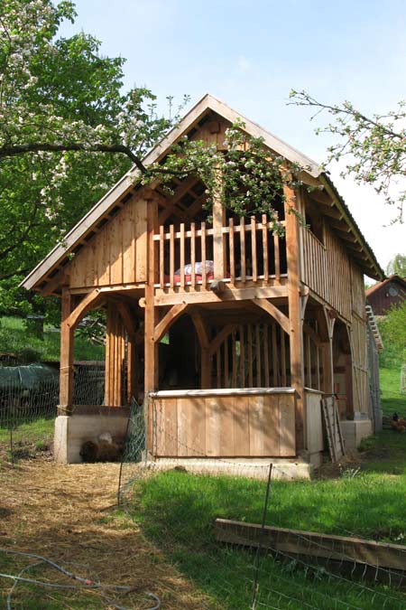 Stall für Schafe und Hühner aus Lärchenholz