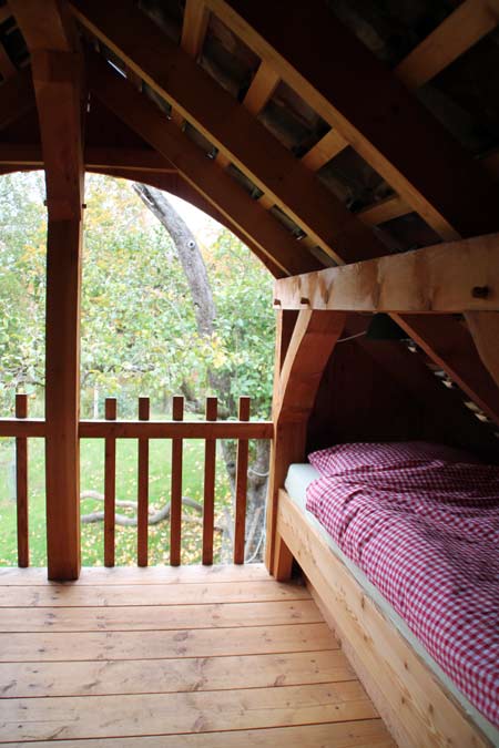 Das Bett im Stall mit Baumhaus-Flair