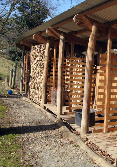 Brennholzschuppen aus Robinienholz.