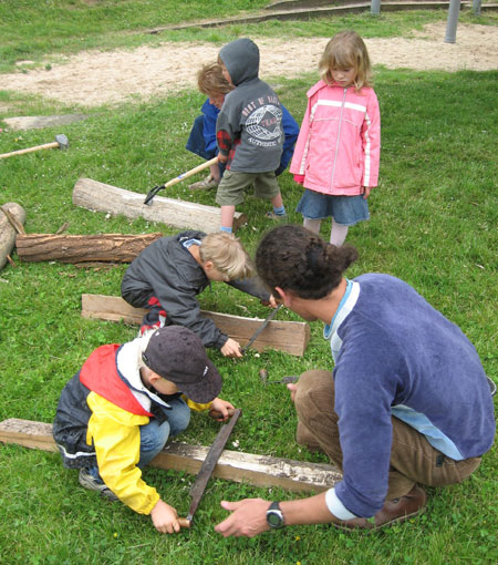 die kinder helfen beim schälen der robinien mit