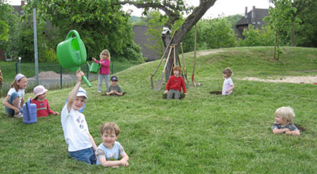 die kinder verstecken sich in den löchern