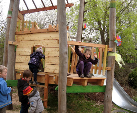 Das Spielehäuschen lädt zum Rollenspiel ein