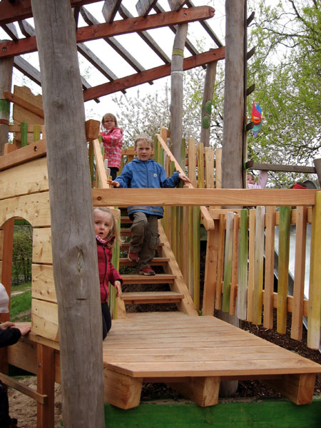 Die Kinder beklettern das Spielgerät