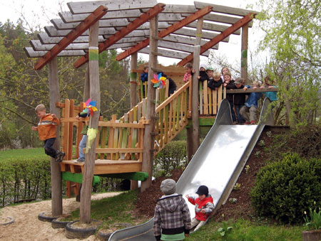 Die Überdachung der Hangrutsche als Pergola mit Klettergerüst