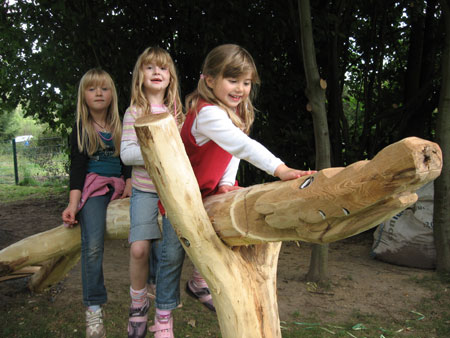 Der Wasserdrache aus Robinineholz geschnitzt