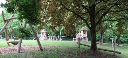 Vogelnestschaukel und Kletterobjekte