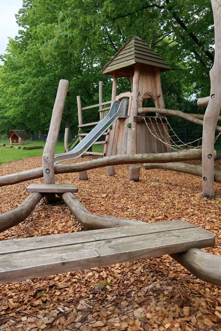 Rutscheturm und Kletteranlage aus Robinienholz