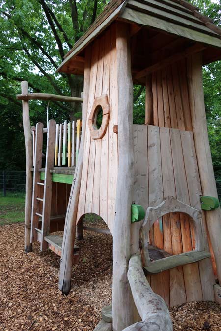 Spielturm mit Holzdach