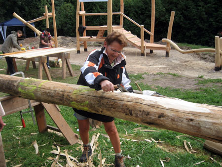 schälen der robinien am freiwilligentag