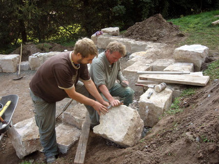 steinesetzen auf dem spielplatz