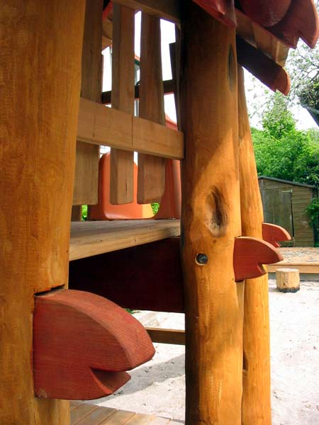 Holzverbindungen am Spielehaus aus Robinienholz in Darmstadt