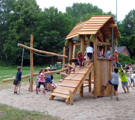 Spielehaus und Kletteranlage aus Robinienholz