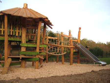 Kletterhaus mit Seilbrücke