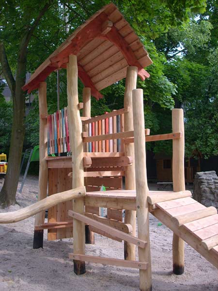 Spielehaus mit Rutschestange in Göttingen