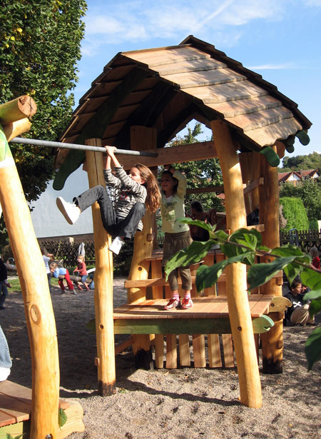Hangelstange mit Kletterhaus