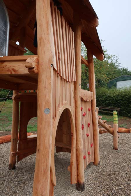 Spielturm mit Holzfassade