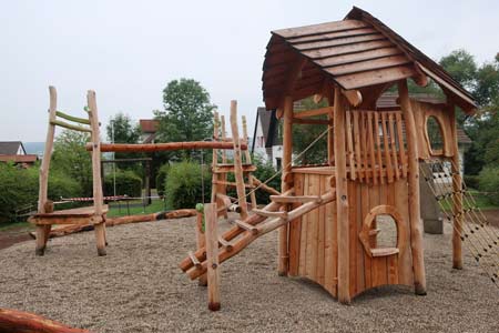 Spielanlage aus Robinienholz