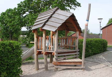 Rutscheturm aus Robinienholz