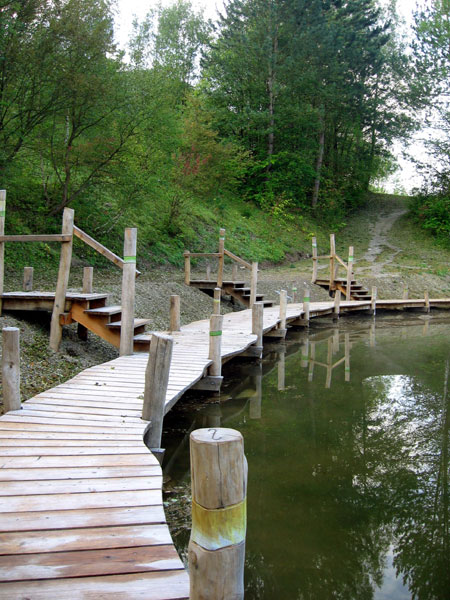 Der Badesteg hat Zugang über 3 Treppen.