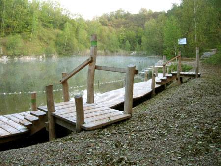 Der Badesteg aus Robinienholz vom Ufer her gesehen.