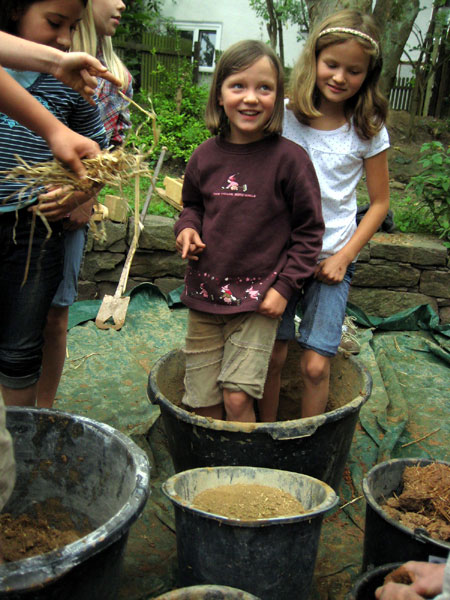 Der lehm wird gestampft