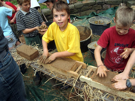 Lehmsteine werden geformt