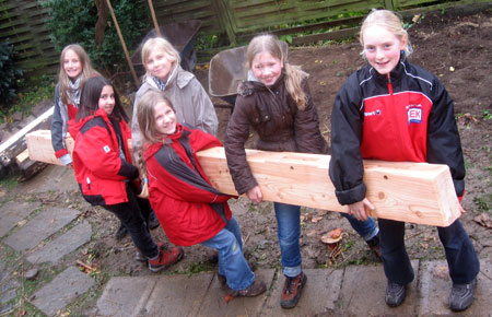 Der Fachwerkbalken wird herangetragen
