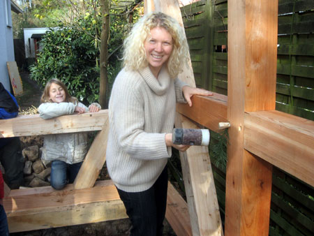Der Holznagel wird eingeschlagen
