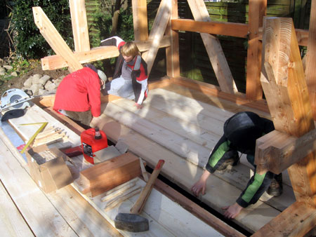 Der Holz-Fussboden wird gelegt